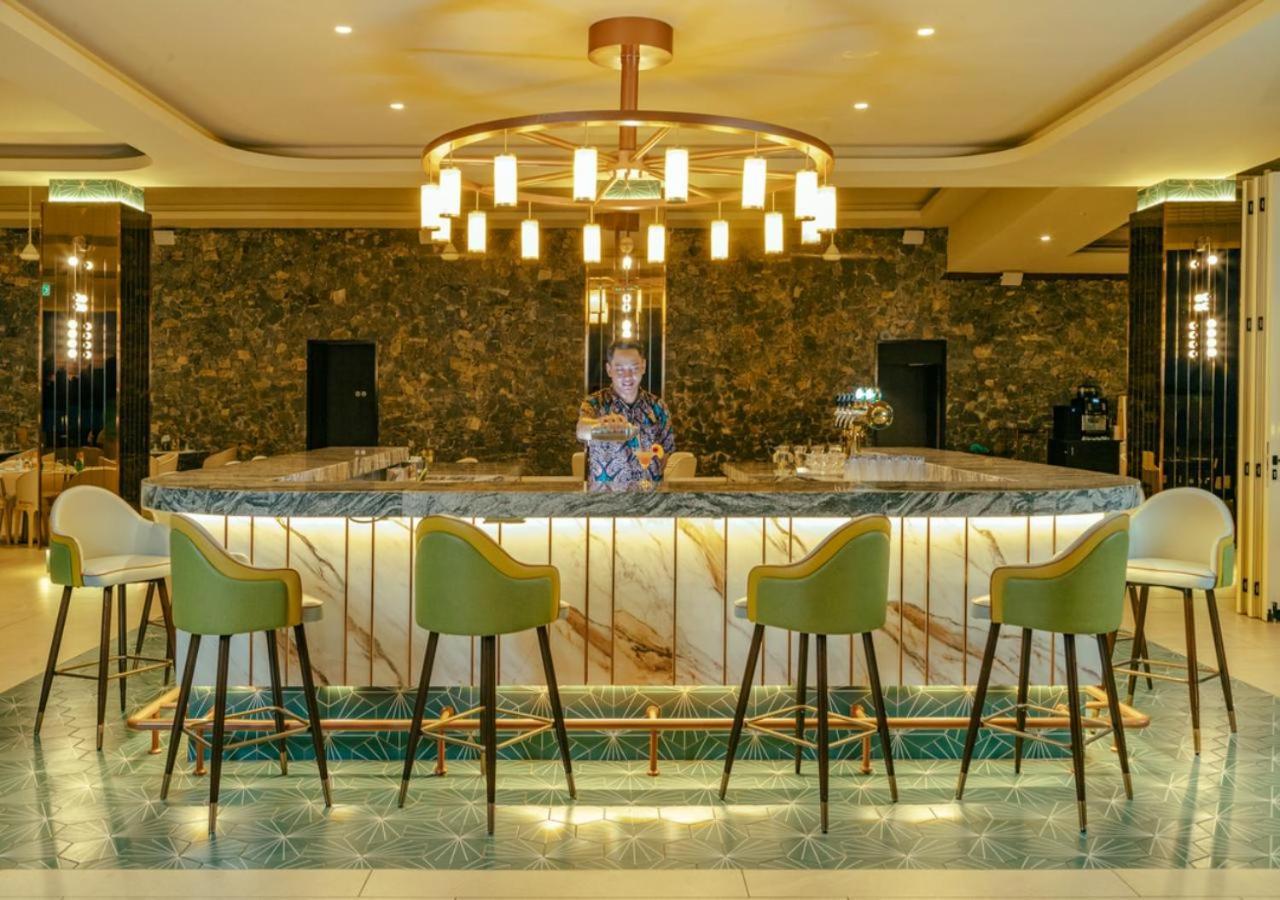 Pelangi Beach Resort & Spa, Langkawi Exterior foto The bar at the lobby