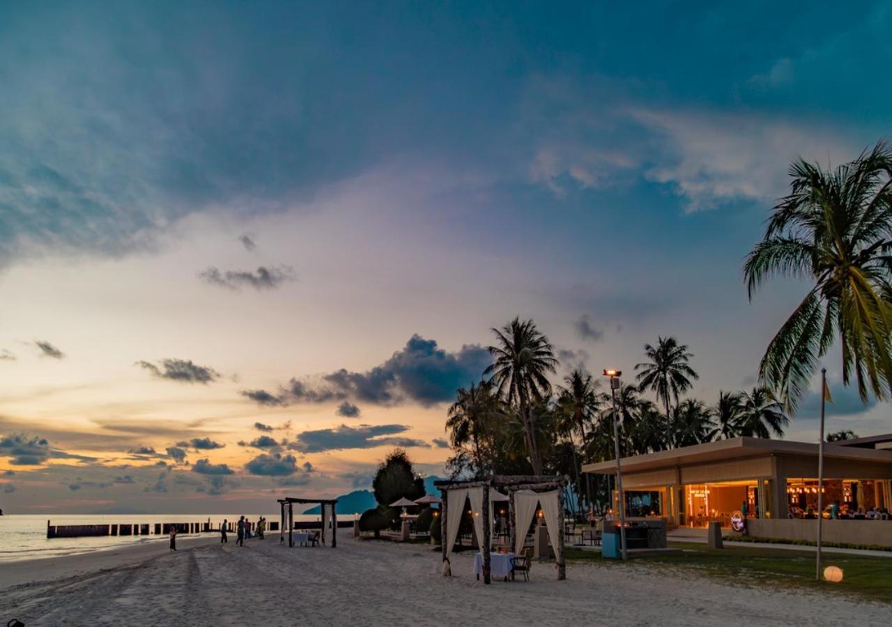 Pelangi Beach Resort & Spa, Langkawi Exterior foto Sunset at the beach