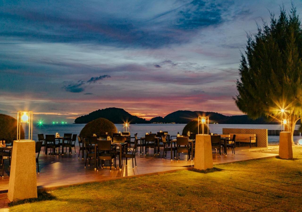 Pelangi Beach Resort & Spa, Langkawi Exterior foto Sunset at the beach