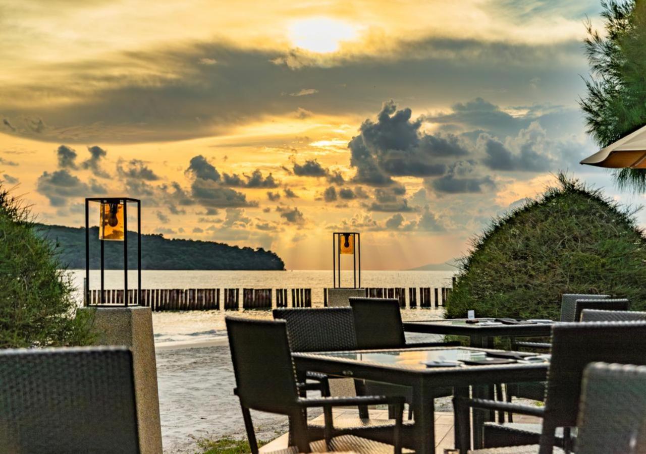 Pelangi Beach Resort & Spa, Langkawi Exterior foto Sunset at the beach