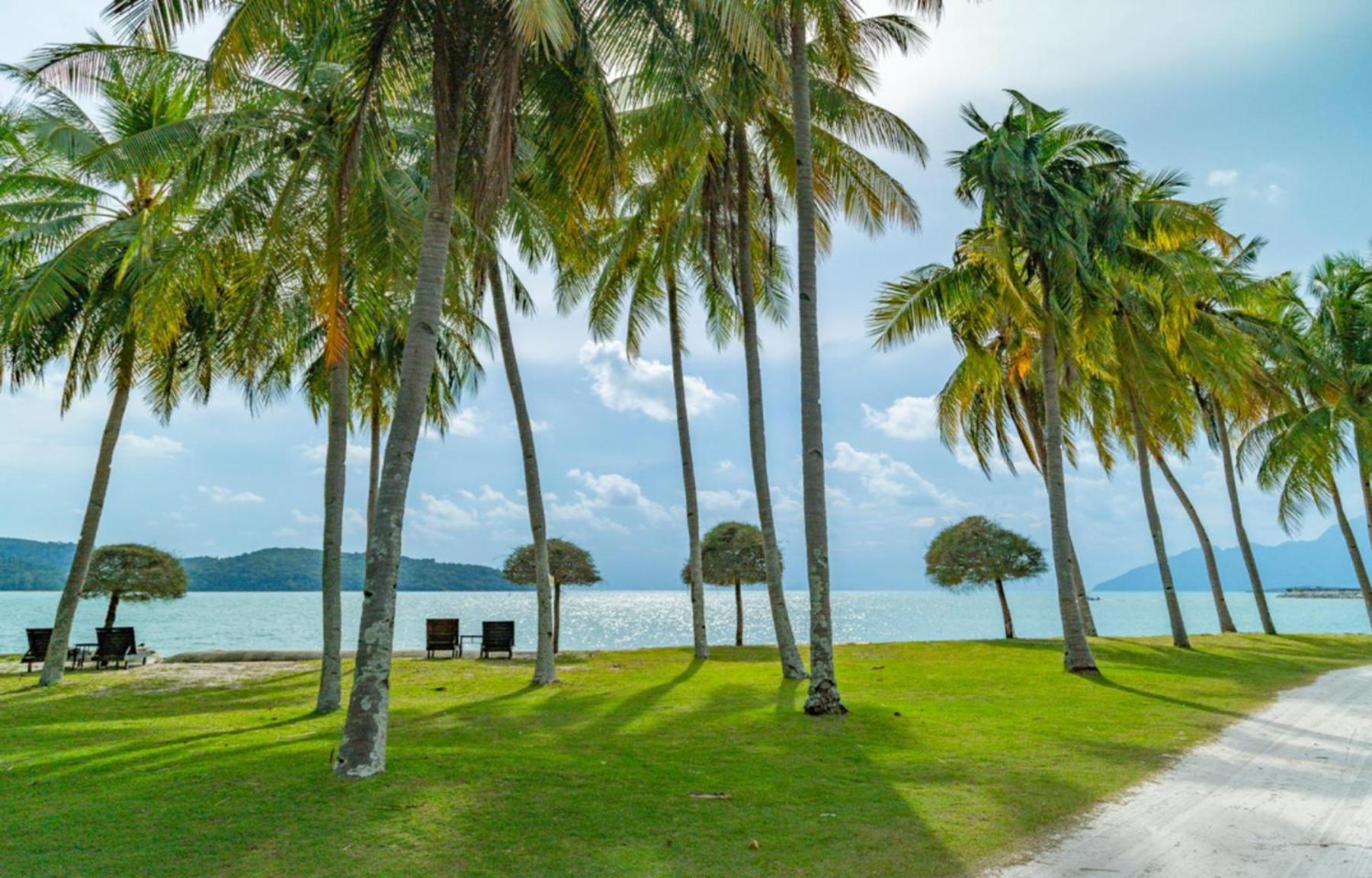 Pelangi Beach Resort & Spa, Langkawi Exterior foto View of the Andaman Sea from the Andaman Resort